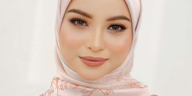 Tampil Elegan dengan Kerudung Segi Empat Motif Bahan Satin