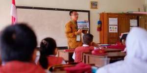 Membandingkan Gaji Guru Honorer Rp500 Ribu Perbulan dengan Tunjangan Pegawai Pajak Belasan Juta Rupiah