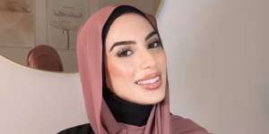 Manfaatkan Turtle Neck untuk Style Hijab Flowy dengan Leher Tertutup