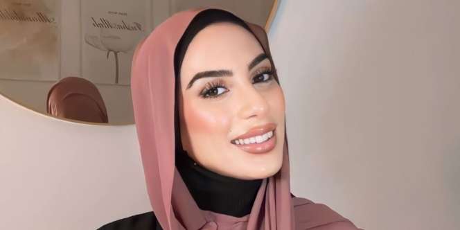 Manfaatkan Turtle Neck untuk Style Hijab Flowy dengan Leher Tertutup