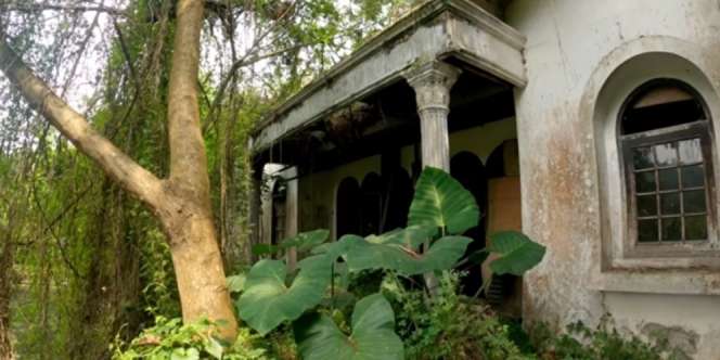 Potret Rumah Mewah Terbengkalai 30 Tahun Milik Artis Senior, Kini Bak Hutan Belantara, Ada Makam Korban Banjir!