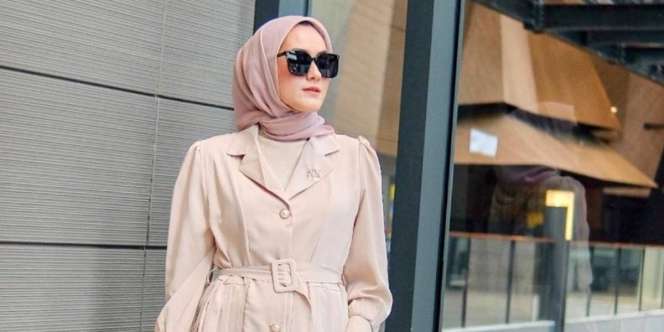 Inspirasi Mix and Match Keren Bernuansa Madam CEO
