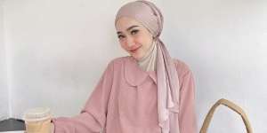 Glamor dengan Kerudung Satin, Intip Trik Stylingnya