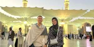 6 Potret Perjalanan Umroh Pertama Stevie Agnecya Setelah Mualaf, Tangis Haru Cium Kabah dan Hajar Aswad