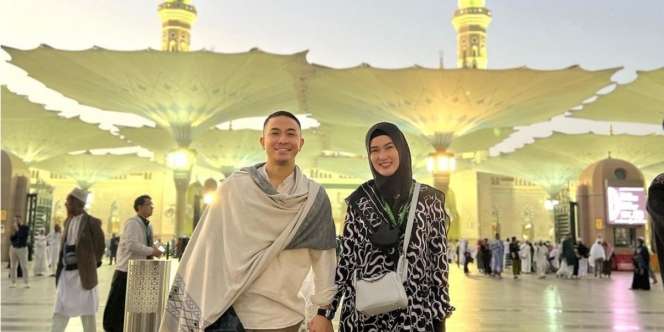 6 Potret Perjalanan Umroh Pertama Stevie Agnecya Setelah Mualaf, Tangis Haru Cium Kabah dan Hajar Aswad