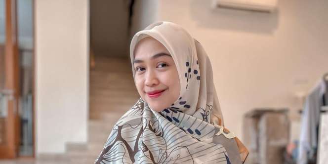Intip 7 Potret Ria Ricis Bagi-Bagi Sembako Jelang Ramadan: Belanja Sendiri, Selipkan Rp100 Ribu di Paket