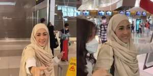 Potret Cantik Mieke Amalia Berhijab saat Umroh 
