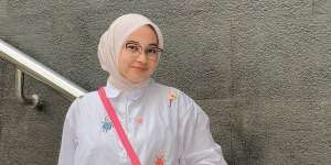 Inspirasi Look Feminin untuk Kuliah, Sopan dan Comfy 