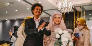 Potret Sosok Asli Komang di Balik Lagu Ciptaan Raim Laode