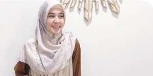 Pesona Dhini Aminarti dalam Balutan Hijab Syar'i, Anggun Sekaligus Stylish