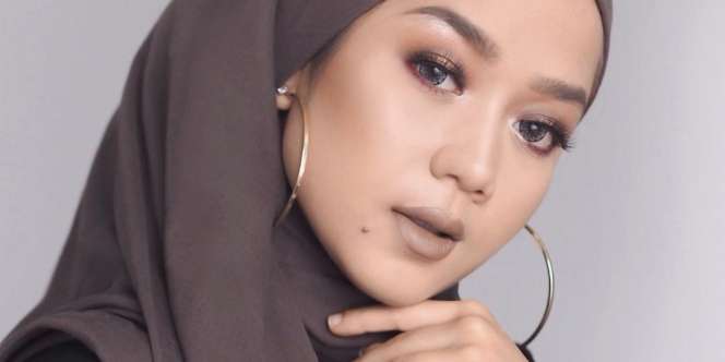 Coba Yuk, Style Pashmina Chic dengan Anting Tetap Terlihat 