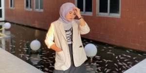 Tutorial Pashmina Putih Menutup Dada, Anggun dalam Sekejap