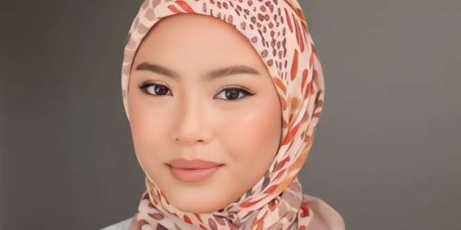 Praktis Banget, Sweet Style Kerudung Segi Empat Pakai Ring Hijab