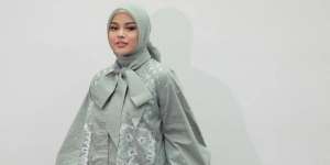 Black Dress Mewah Jadi Pilihan Aurel untuk Foto Keluarga