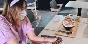 Ada Cafe Reptil, Makan Bisa Sambil Main dengan Ular Jinak