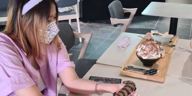 Ada Cafe Reptil, Makan Bisa Sambil Main dengan Ular Jinak