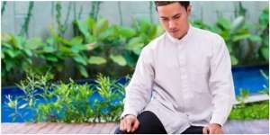 Doa Tahiyat Akhir Lengkap Sampai Salam, Perhatikan Cara Duduk dan Doa Setelahnya!