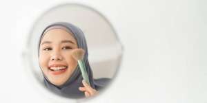 Buat Warna Blush Lebih Lembut dengan Trik Kylie Jenner
