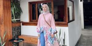 Tunik Panjang dan Jeans, Pilihan Outfit Kasual tapi Elegan