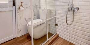 Kamar Mandi Mungil Jadi Estetik dengan Sekat Kaca