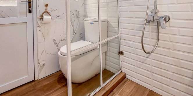 Kamar Mandi Mungil Jadi Estetik dengan Sekat Kaca