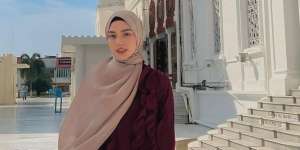 Berbalut Gamis Ruffle, Dara Arafah Tampak Anggun di Masjid Raya Aceh
