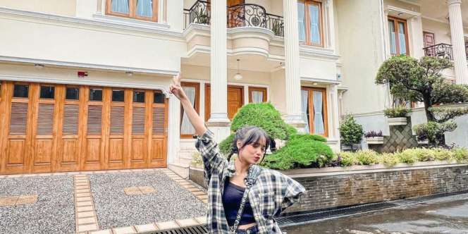 Selain Fuji, Ini Deretan Artis yang Punya Rumah Mewah di Usia Muda
