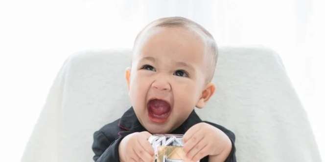 Bocah Pegang Penghargaan Infotaiment Ini Anak Artis Terkenal, Coba Tebak?