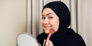 Teknik Samarkan Smile Lines dengan Campuran Skincare dan Makeup