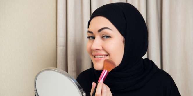 Teknik Samarkan Smile Lines dengan Campuran Skincare dan Makeup