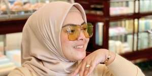 Adik Syahrini Pakai Tas Beraksen Miring, Nilainya Nyaris Rp1 Miliar