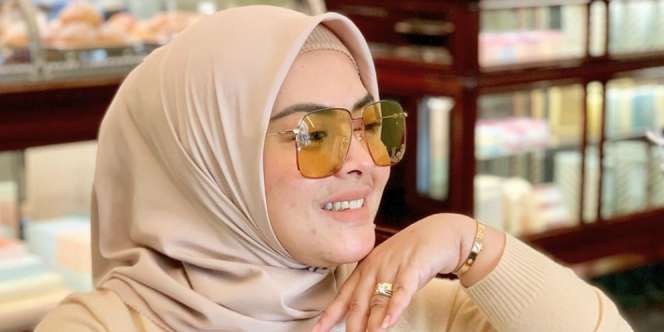 Adik Syahrini Pakai Tas Beraksen Miring, Nilainya Nyaris Rp1 Miliar