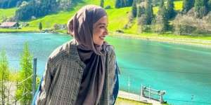 Liburan di Pantai, Modest Oufit Shireen Sungkar Comfy dan Stylish