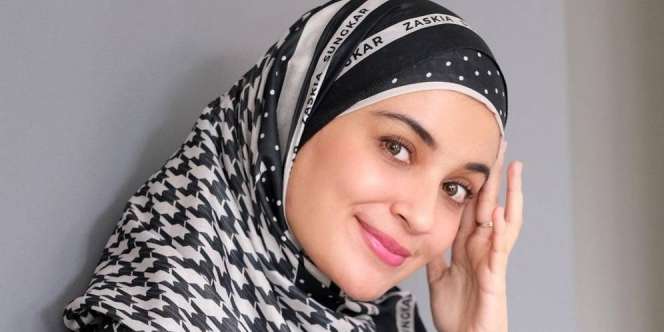 Tengok Permainan Warna dan Motif Menarik di Outfit Shireen Sungkar 