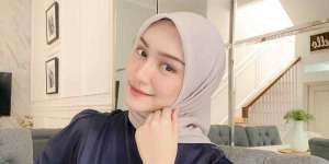 Belt Simpel, Item Favorit Melody Prima Tampilkan Siluet Anggun