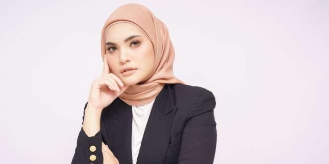 Ubah Bronzer jadi Kontur dengan Makeup Warna Biru