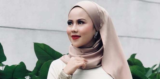 Nuansa Glamor dengan Kerudung Satin, Anggun Menutup Dada
