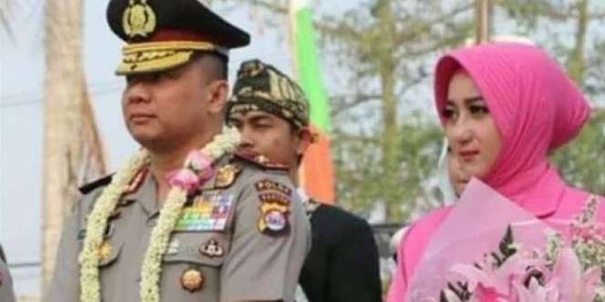 Hadiri Sidang Suami, Istri Teddy Minahasa Viral Tenteng Tas Louis Vuitton yang Harganya Setara Gaji 7 Karyawan di DKI Jakarta