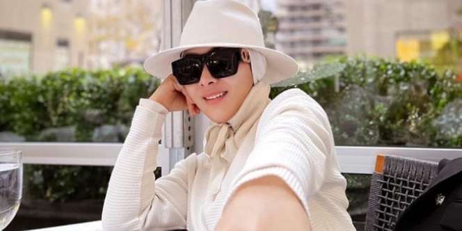 Berbalut  Syal Hingga Kaki, Kepercayaan Diri Syahrini Tak Tertandingi