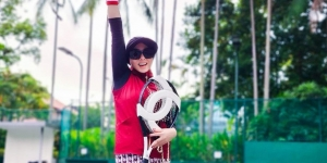 Outfit Playful Syahrini Saat Main Tenis, Pakai Mini Skirt Bermotif