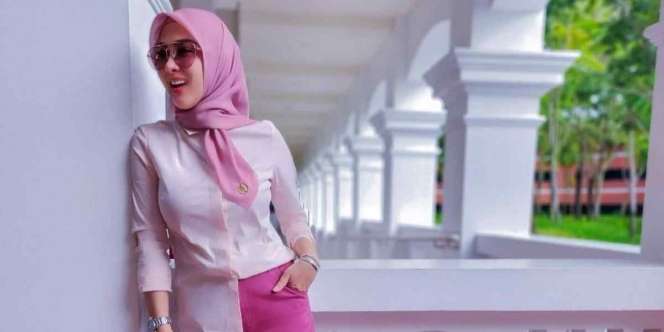 Syahrini Pakai Outfit One Tone, Penuh Aksen Belt Hingga Leher