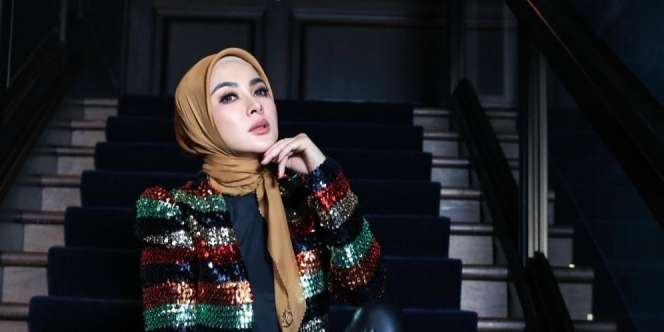 Outfit Syahrini Padukan Tabrak Warna, Sepatunya Dibanderol Rp17 Juta
