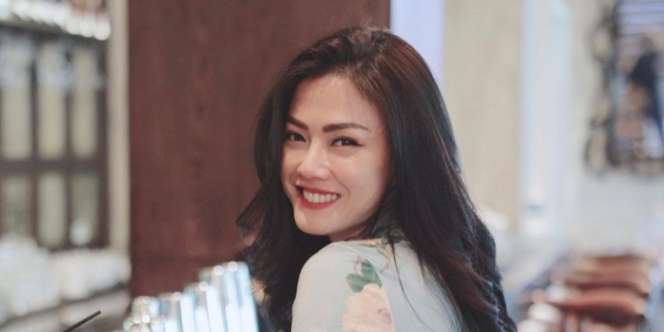 Mau Bukti Kecantikan Nita Gunawan Alami? Lihat 5 Potretnya Tampil Polos Tanpa Makeup