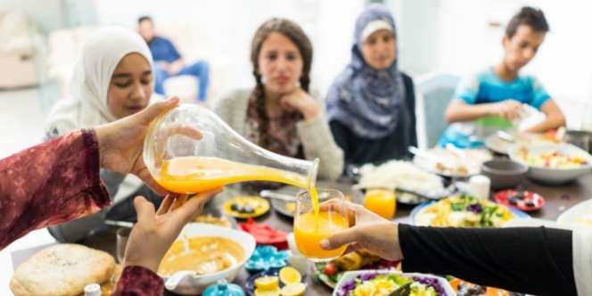 Doa Apabila Berbuka di Rumah Orang, serta Adab yang Perlu Diperhatikan saat Bertamu