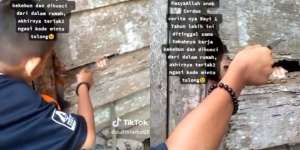 Pilu Banget! Balita Dikunci Sendirian di Rumah, Tetangga hanya Bisa Kasih Minum dari Celah Dinding Kayu