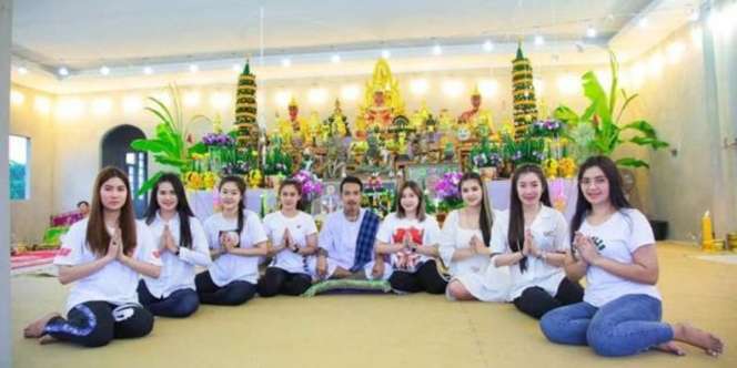 Tukang Tato Punya 8 Istri yang Tinggal Rukun Satu Atap, Begini Mereka Bertahan Hidup