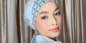 Hasilnya Rapi, Hijab Segitiga Dibuat Turban dengan Kunciran