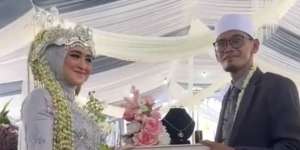 Potret Sosok Sebenarnya Nia Komalasari Istri Cantik Ustaz Tile