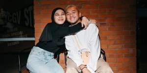 Black Shirt dan Jeans, Outfit Simpel Dian Ayu Saat Kencan Bareng Suami
