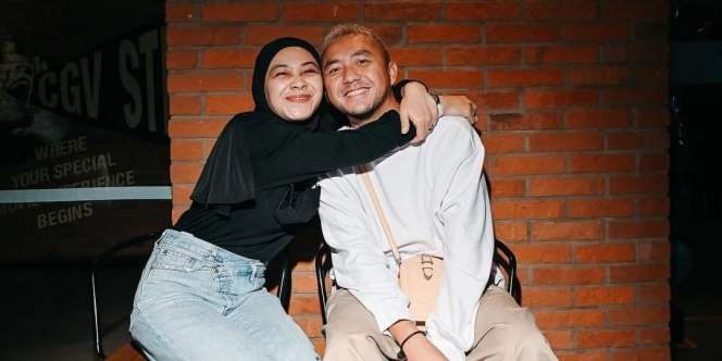 Black Shirt dan Jeans, Outfit Simpel Dian Ayu Saat Kencan Bareng Suami